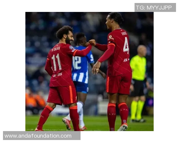 足球明星意外现身镜头瞬间引发热议精彩瞬间回顾与球迷互动的趣味时刻 足球明星意外现身镜头瞬间引发热议精彩瞬间回顾与球迷互动的趣味时刻