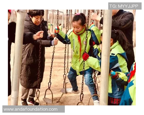 足球明星挑战极限踢球进篮筐的惊险瞬间与精彩回放 足球明星挑战极限踢球进篮筐的惊险瞬间与精彩回放