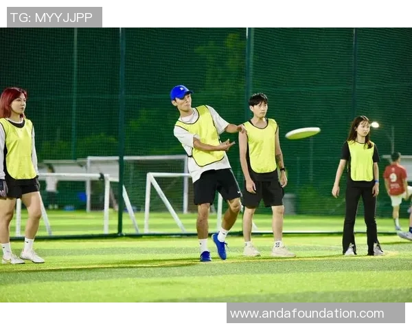 飞盘战术：深圳飞盘队的边路渗透体系